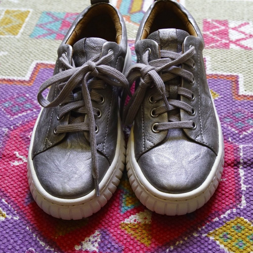 Söfft Silver Metallic Lace Up Sneakers, Size 7